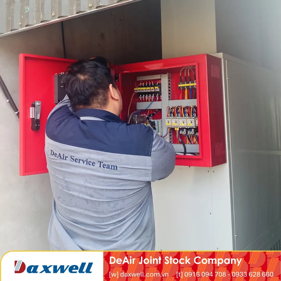 Kỹ thuật DeAir đang lắp đặt máy sấy Heat-pump Daxwell