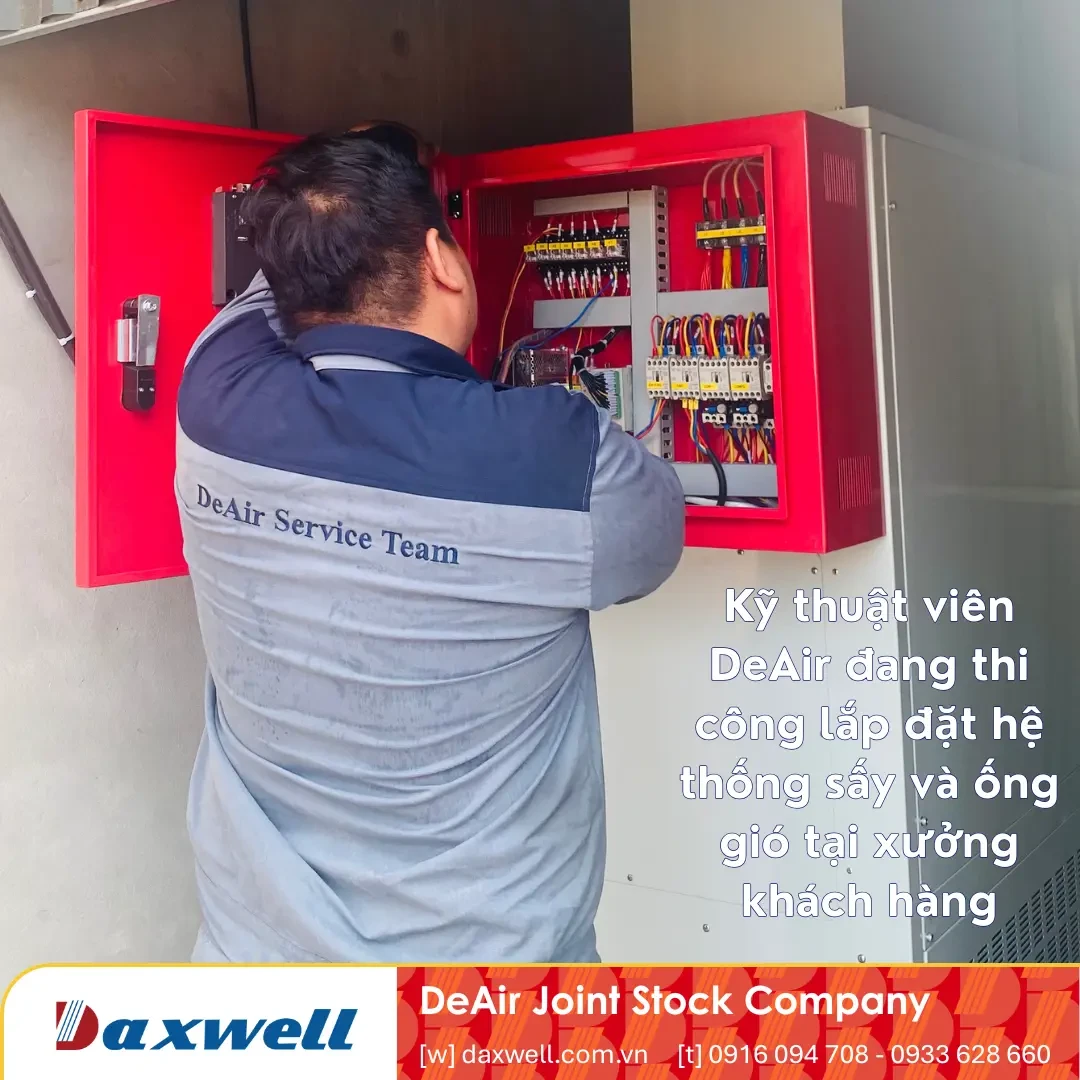 Kỹ thuật viên DeAir đang thi công lắp đặt hệ thống sấy và ống gió tại xưởng khách hàng