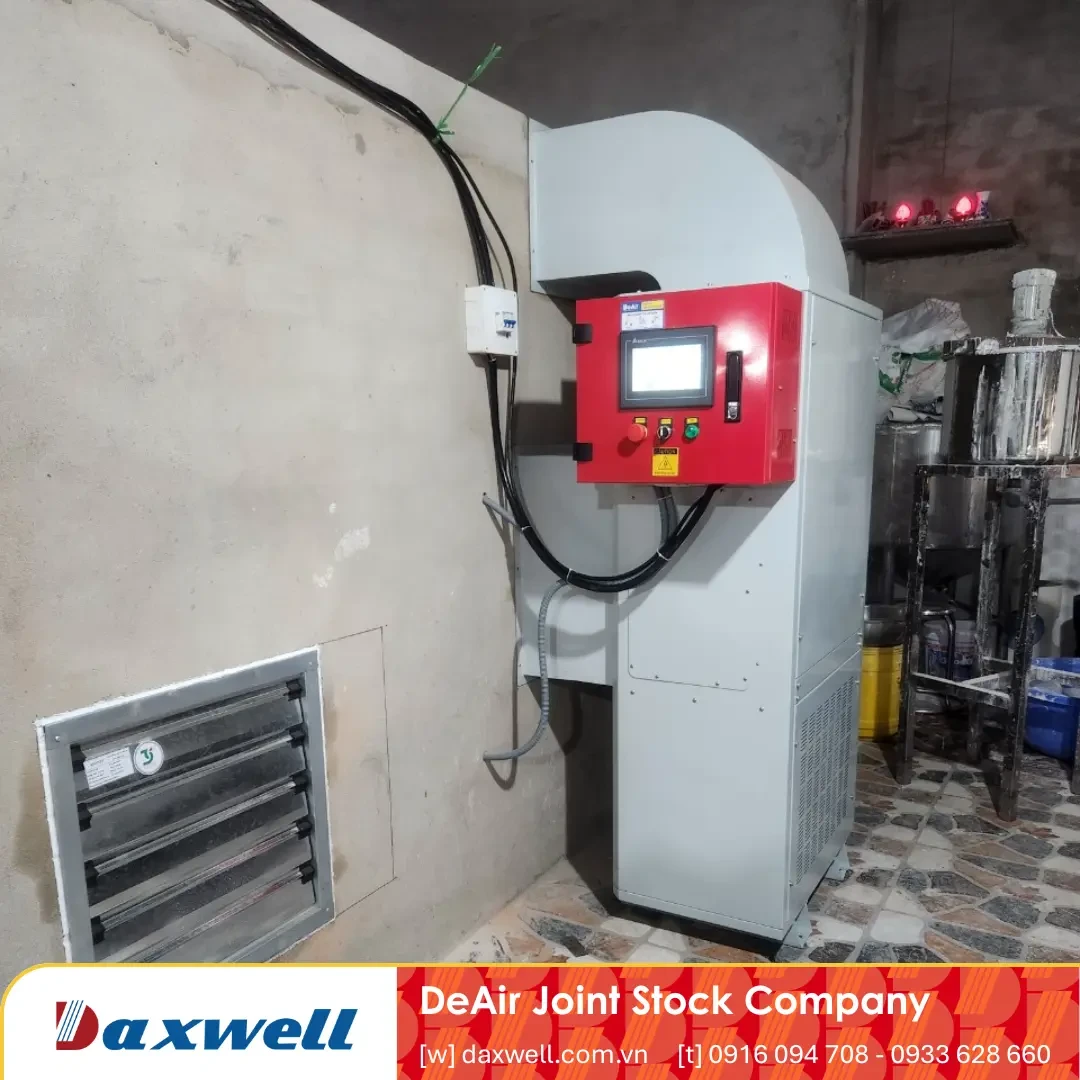 Người vận hành điều khiển máy sấy Daxwell thông qua màn hình HMI/PLC ở bên ngoài phòng sấy