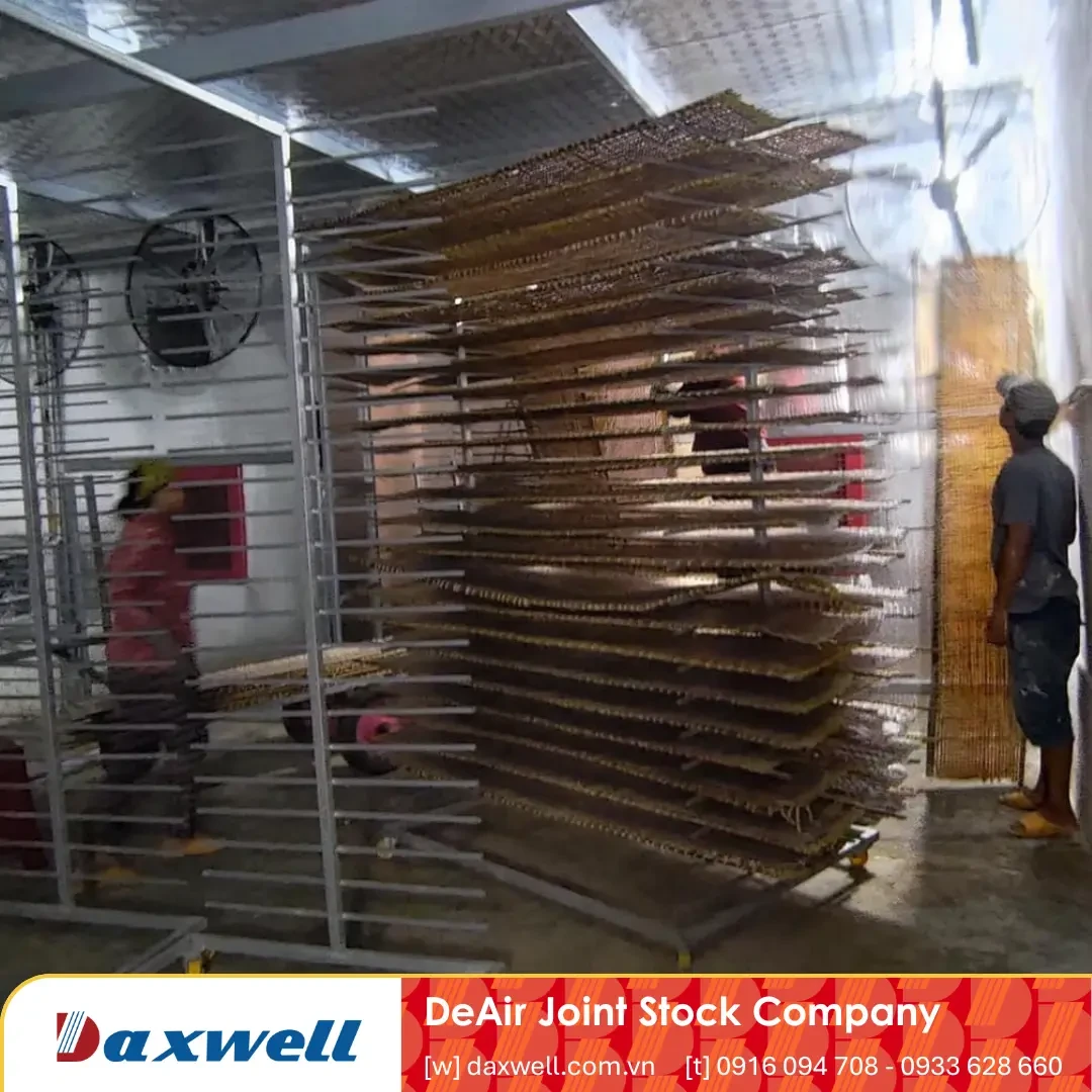 Cận cảnh bên trong phòng sấy bánh tráng với hệ thống quạt đối lưu và máy sấy heat-pump